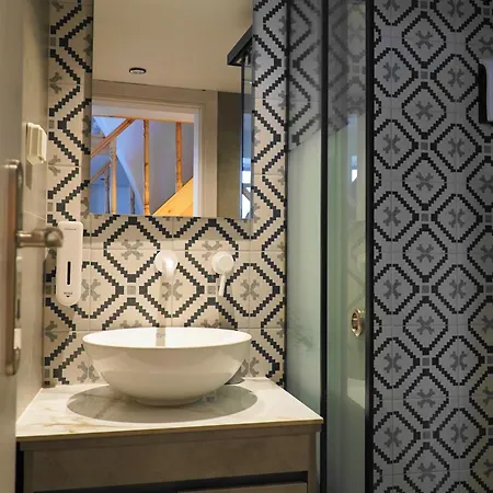 Diolanth Traditional House *